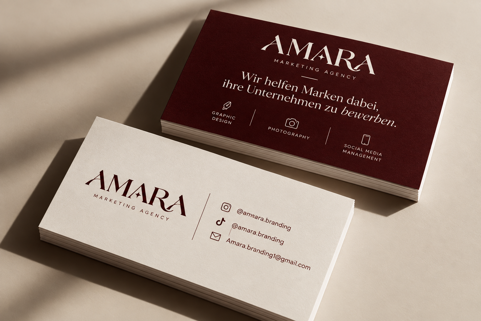 AMARA Visitenkarten auf cremefarbenem Hintergrund
